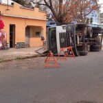 Caminhão carregado com madeira tomba na avenida Tamandaré