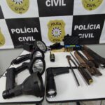 Polícia Civil prende dois homens com facas, munições e focos de iluminação no Cerro Chato