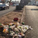 A poucos metros dos tapetes de Corpus Christi, um verdadeiro tapete de lixo incomodou moradores e comerciantes do centro na manhã desta quinta-feira