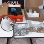 Polícia Civil prende mulher com drogas e munições no Prado