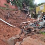 Resquícios do Ciclone. Muro desaba e destrói carro na Vila Santos em Livramento