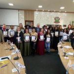 Sessão na Câmara de Vereadores homenageia Escola e grupo musical