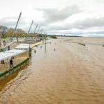 Guaíba sobe mais de 3 metros e transborda em Porto Alegre