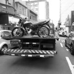 Agentes recolhem motocicleta com cano de descarga barulhento no centro de Livramento