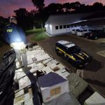 Polícia Rodoviária Federal prendeu dois homens e apreendeu um automóvel e um caminhão carregado com produtos importados ilegalmente do Uruguai