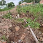 Rua rasgada, cratera que não para de crescer e adutora exposta. Realidade é lamentada por moradores da rua Serafim G. dos Santos, no Armour