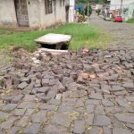 Rua na Vila Argiles começa a desmoronar a poucos metros da Secretaria de Obras