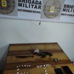Força Tática prende casal na Vila Real com arma e 43 pedras de Crack