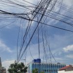 Fios pendurados se transformam em armadilhas por toda a cidade