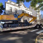 Prefeitura recebe a apresenta nova escavadeira hidráulica que passa a compor o parque de máquinas do município