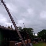 Poste derrubado após colisão de caminhão em Livramento compromete energia e atinge muro de residência