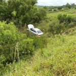 Assalto a turistas termina com carro saindo da pista na BR 293, em Livramento