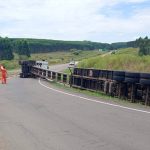 Carreta tomba no trevo da BR-290 com a 158, entre Rosário e São Gabriel