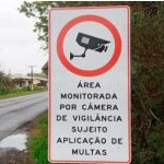Secretaria de Trânsito instala placas de sinalização em câmeras de videomonitoramento