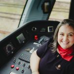 Trem do Pampa tem primeira mulher maquinista a conduzir trem de turismo no RS