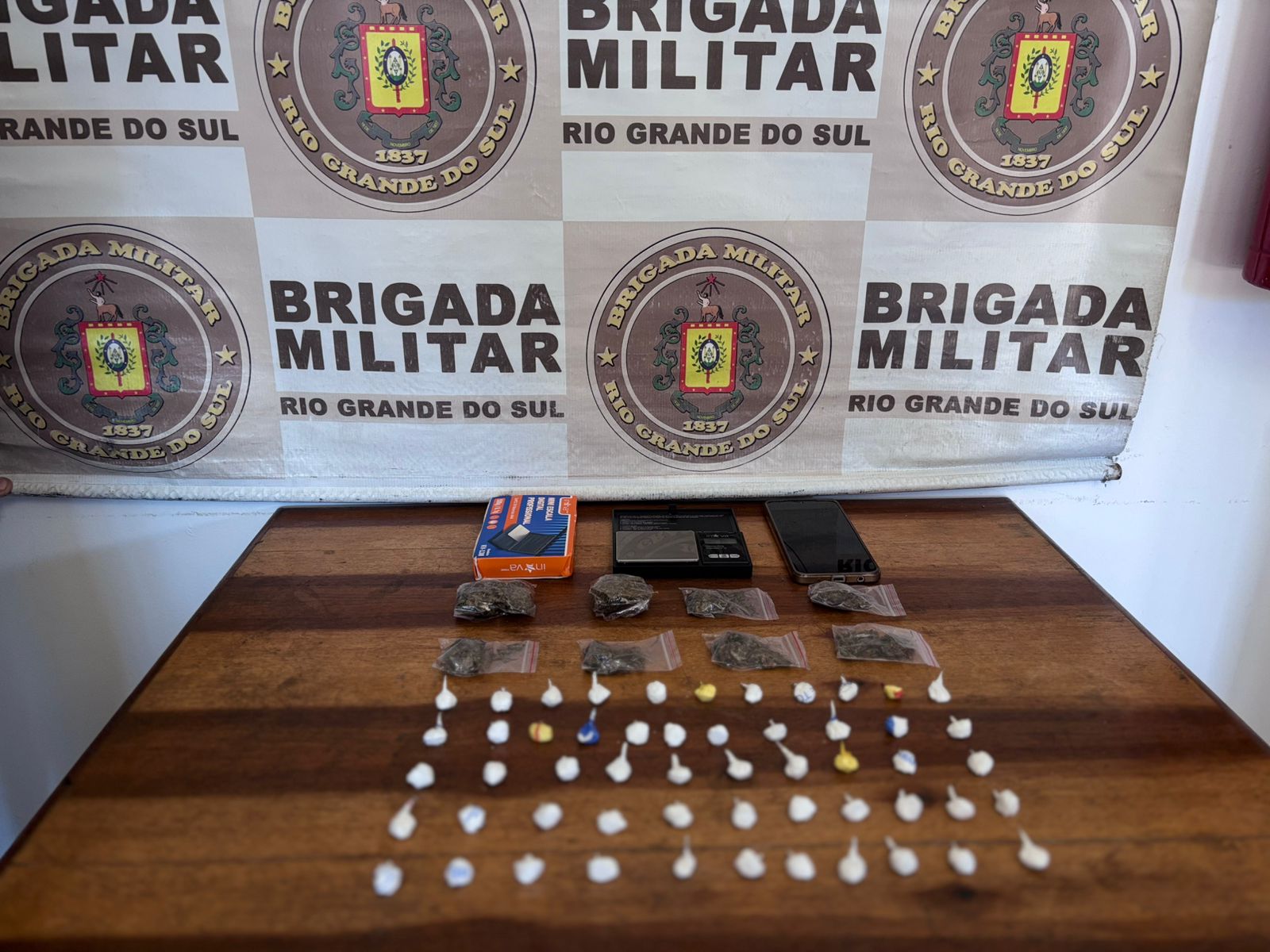 Homem é preso com cocaína e maconha em ponto de tráfico inusitado na mata em Livramento