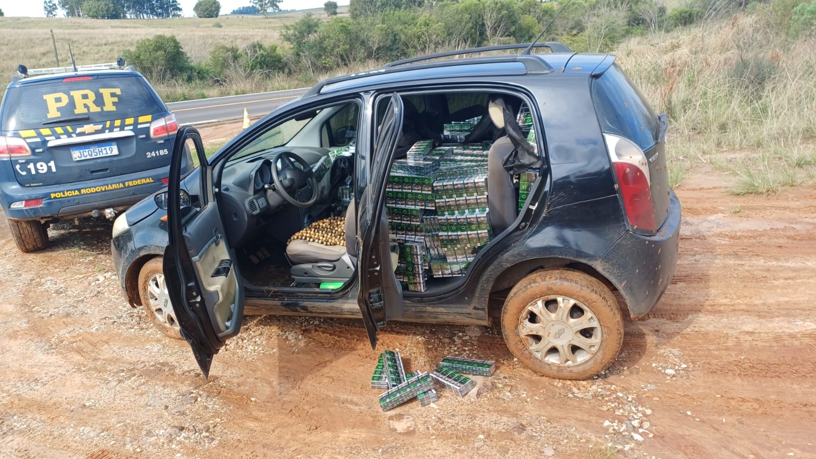 PRF prende uruguaio transportando 10 mil maços de cigarros em Rosário do Sul