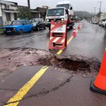 Buraco cede após chuva e provoca acidente com motociclista no centro de Livramento