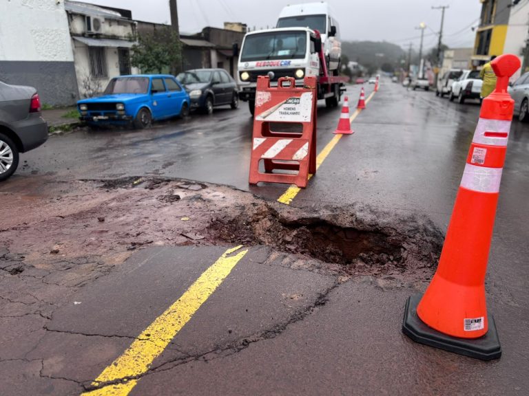 Buraco cede após chuva e provoca acidente com motociclista no centro de Livramento