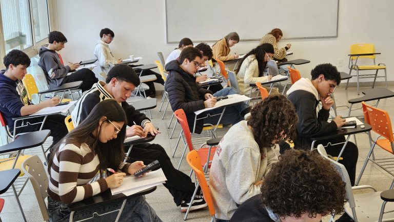 MetaMate: estudantes de ensino médio colocam à prova seus conhecimentos matemáticos em Rivera